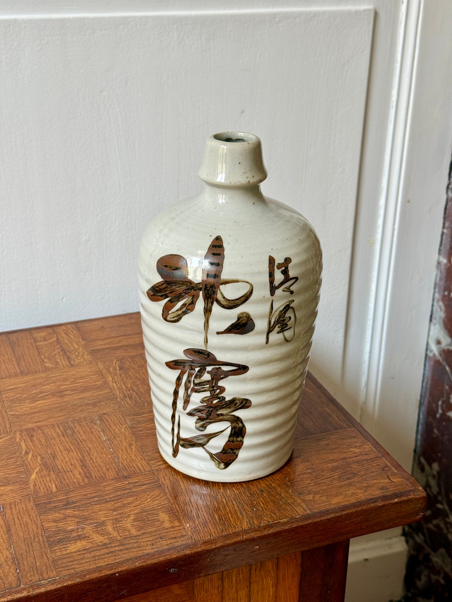 Ancienne bouteille à saké japonaise de forme tokkuri