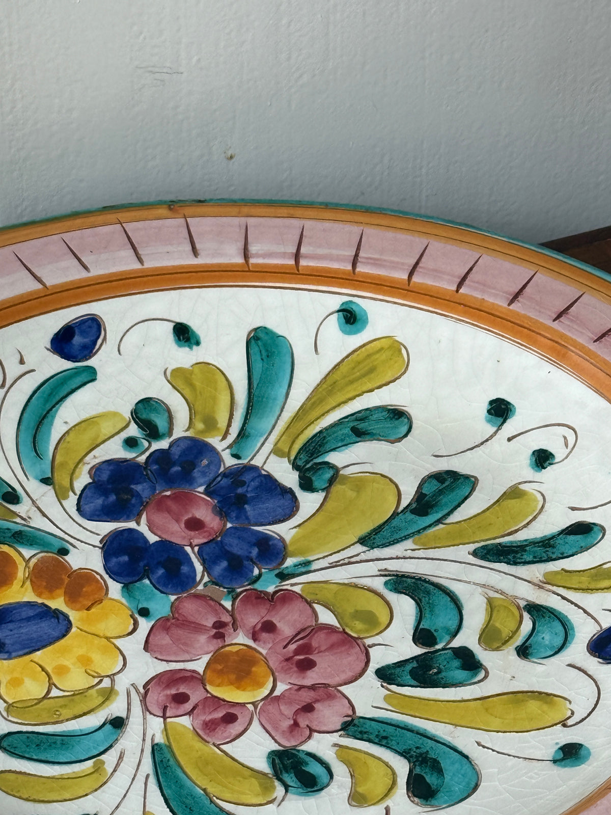 Plat méditerrannéen décor fleuri