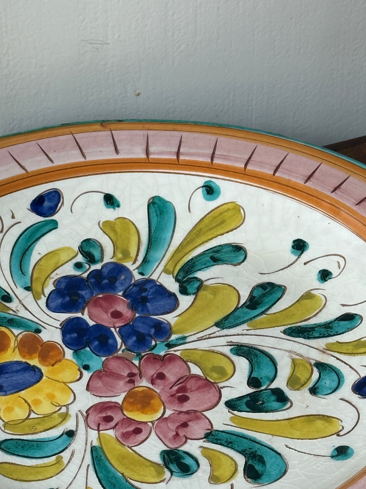 Plat méditerrannéen décor fleuri