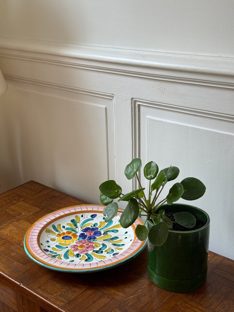 Assiette méditerranéenne décor fleuri de la marque Razzia, avec motifs colorés et détails artistiques sur la surface.