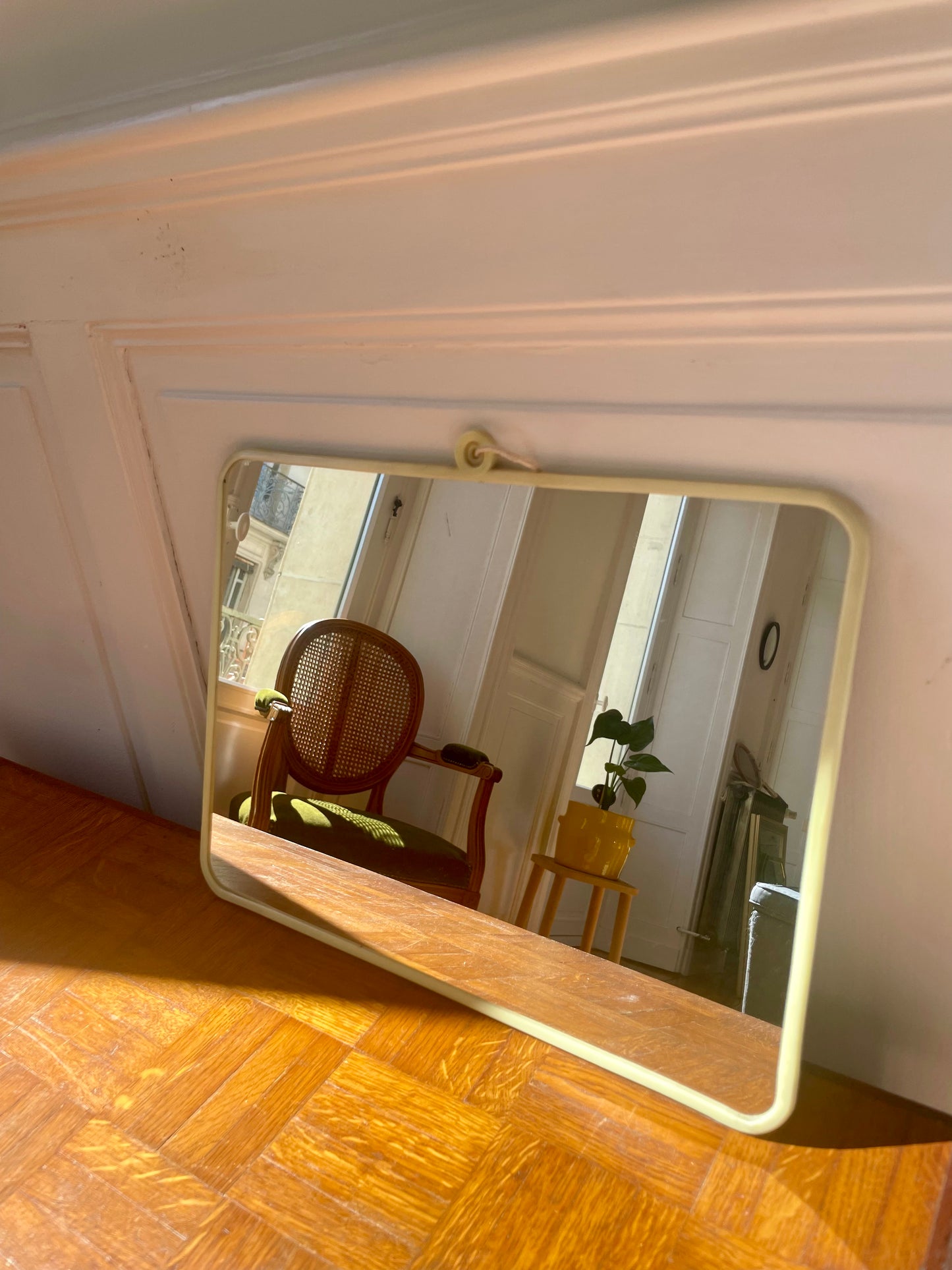 Miroir de barbier vintage jaune