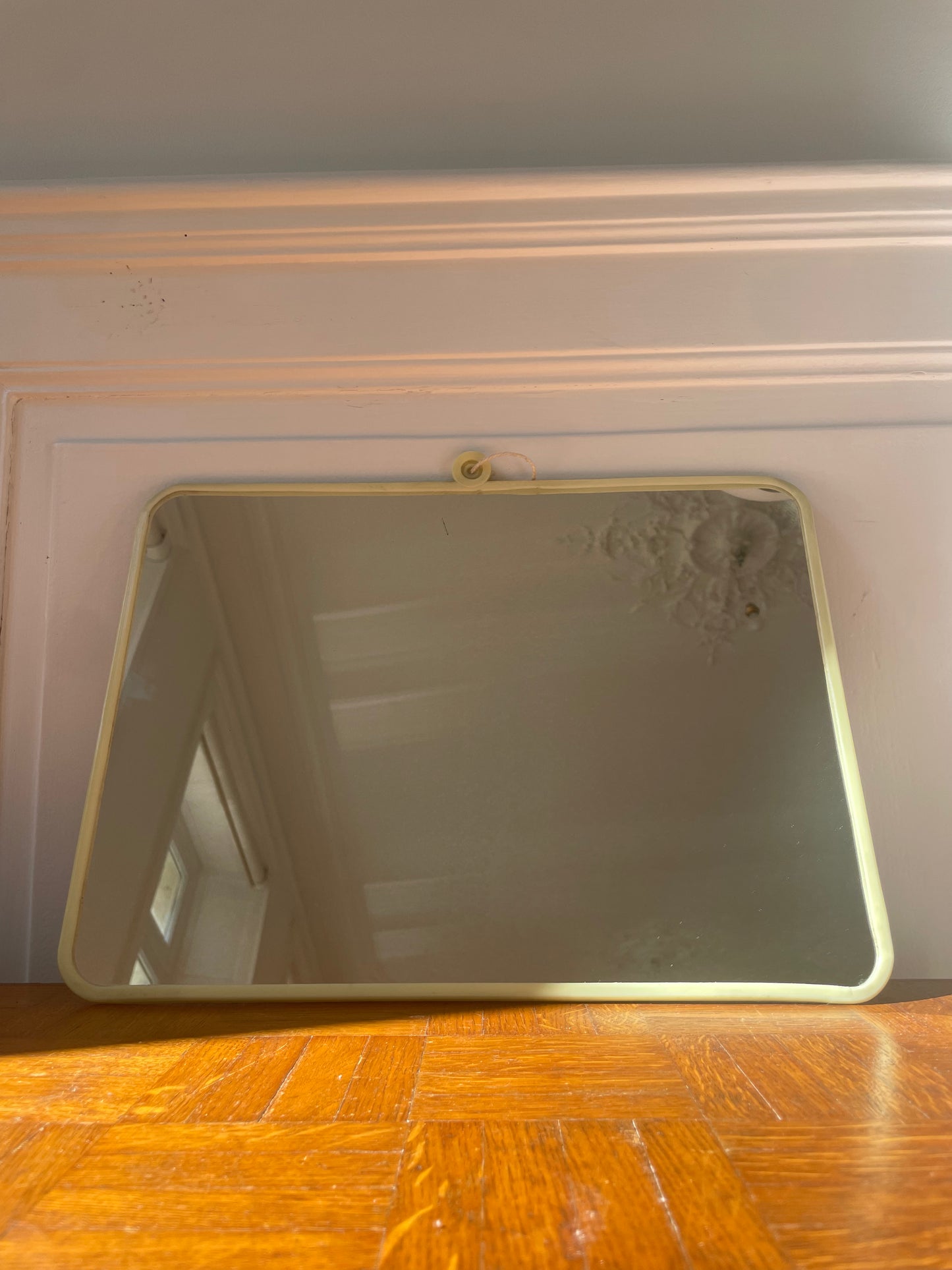 Miroir de barbier vintage jaune