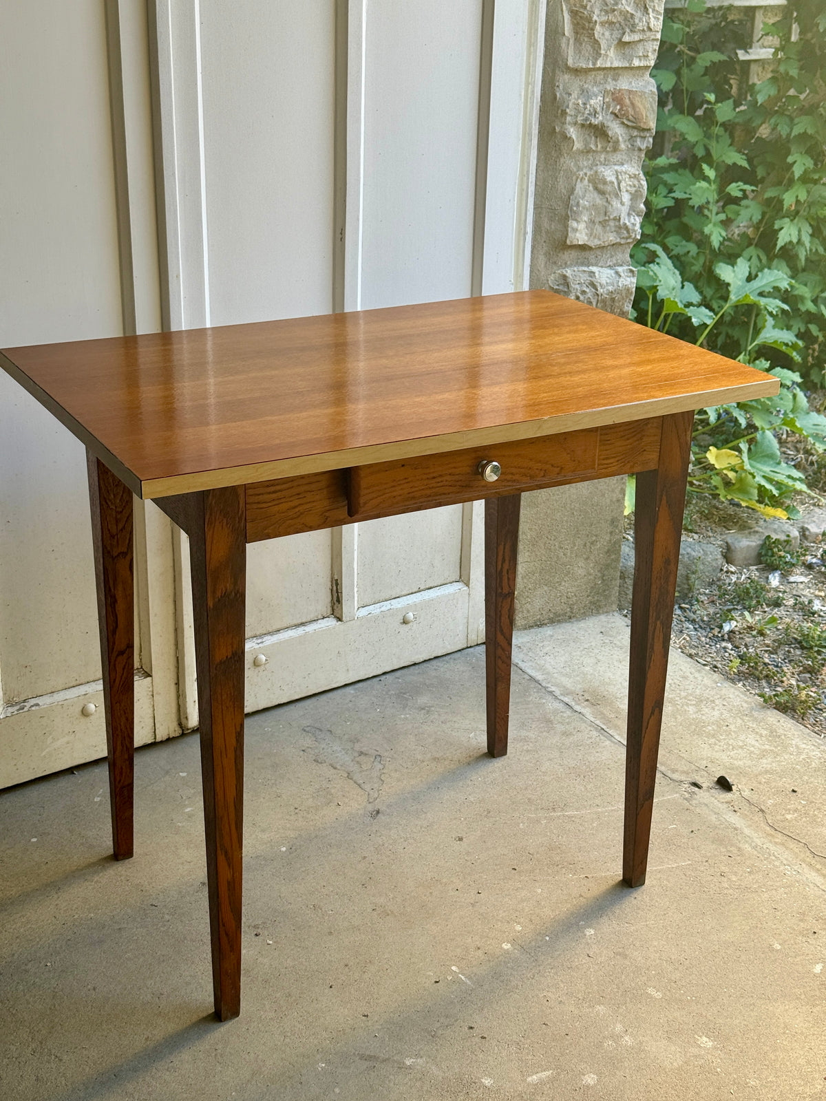 Petit bureau /table en bois et formica