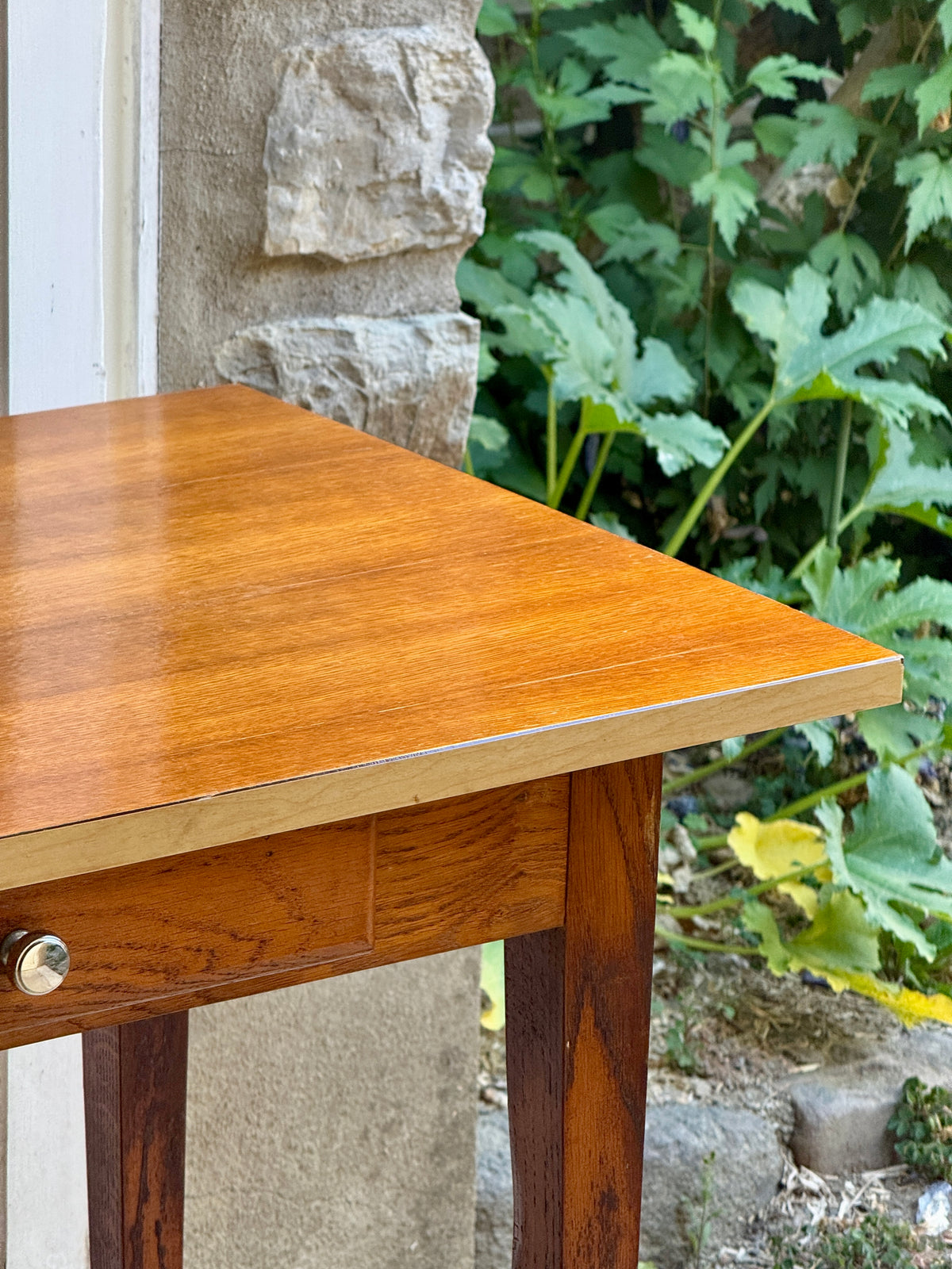 Petit bureau /table en bois et formica