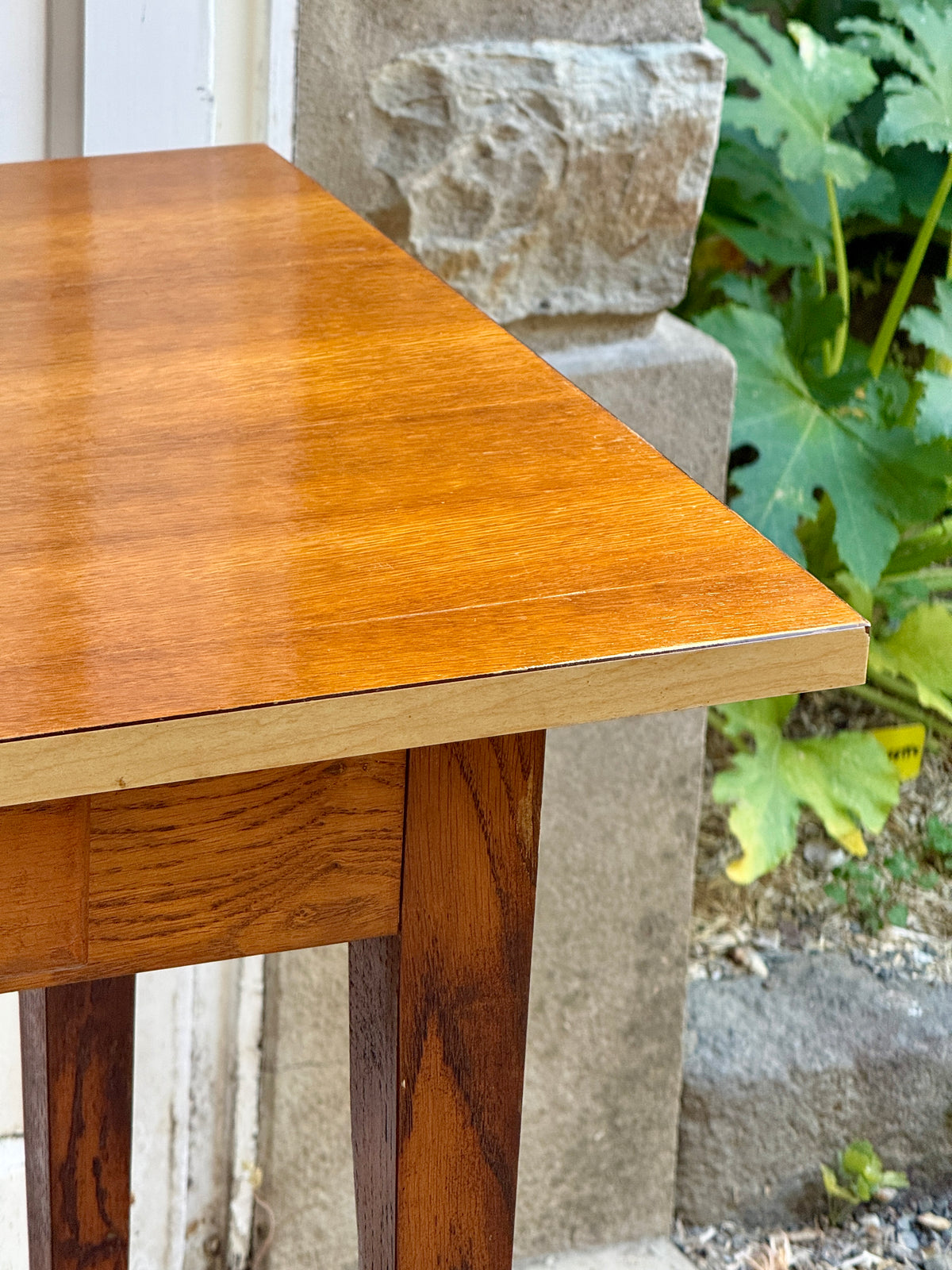 Petit bureau /table en bois et formica
