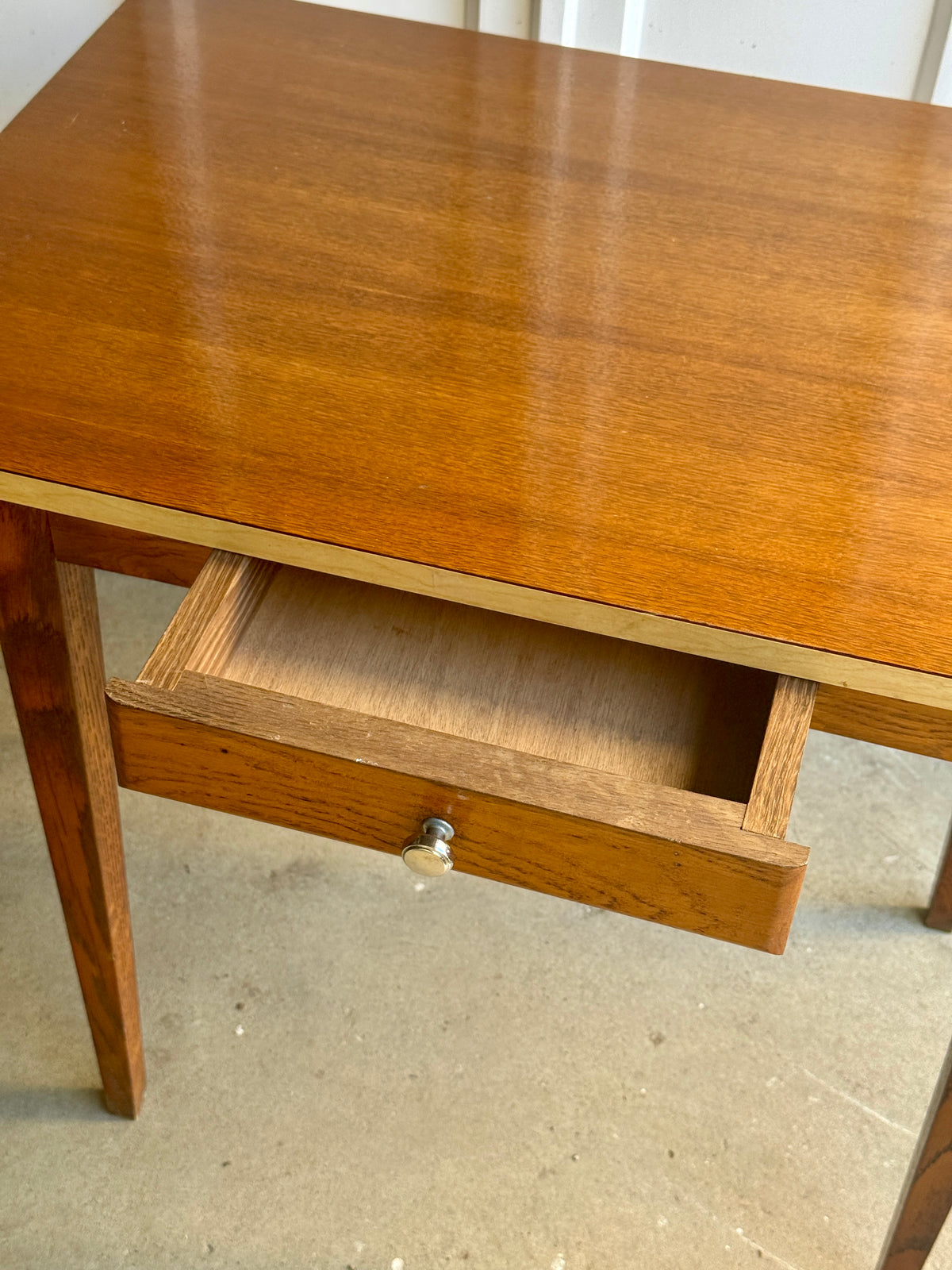 Petit bureau /table en bois et formica