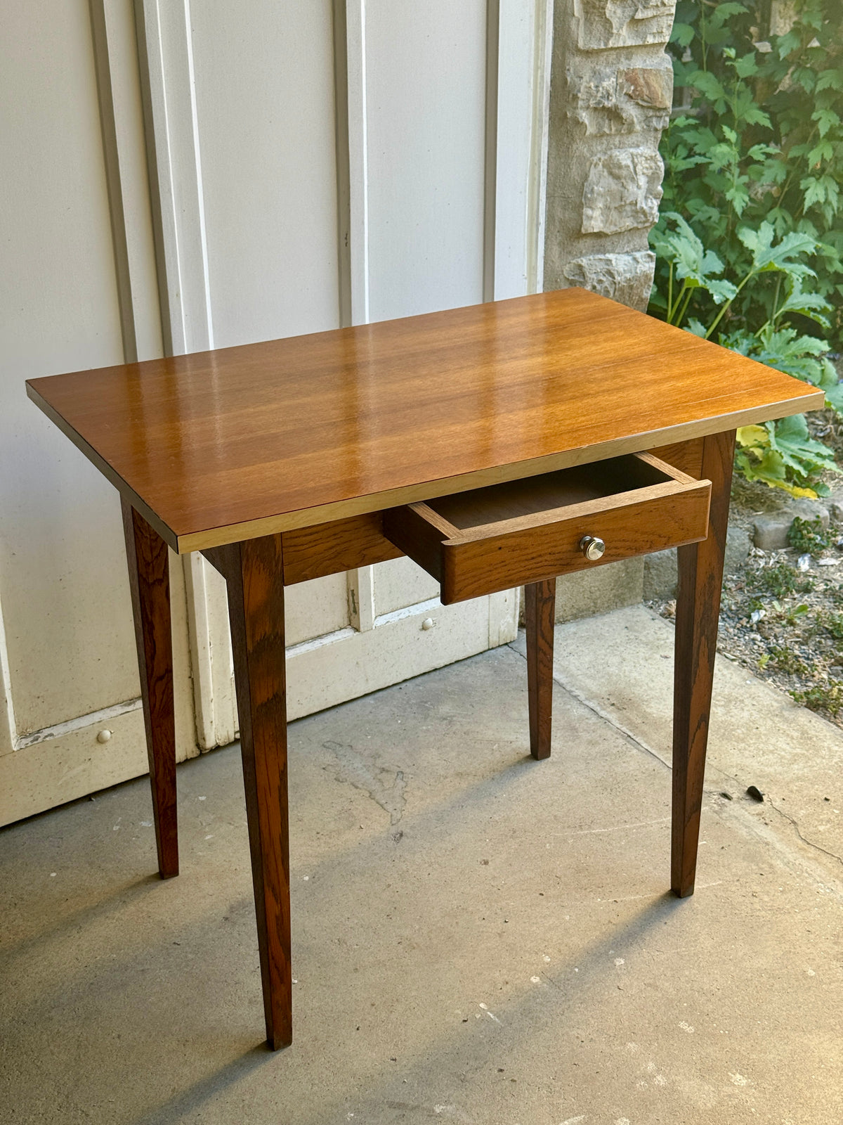 Petit bureau /table en bois et formica