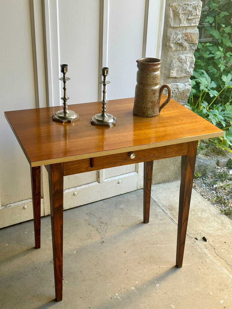 Petit bureau en bois et formica Razzia, surface lisse avec pieds en bois clair, parfait pour un espace de travail compact.