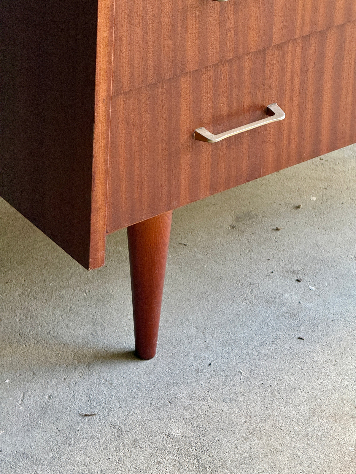 Commode style Mid century