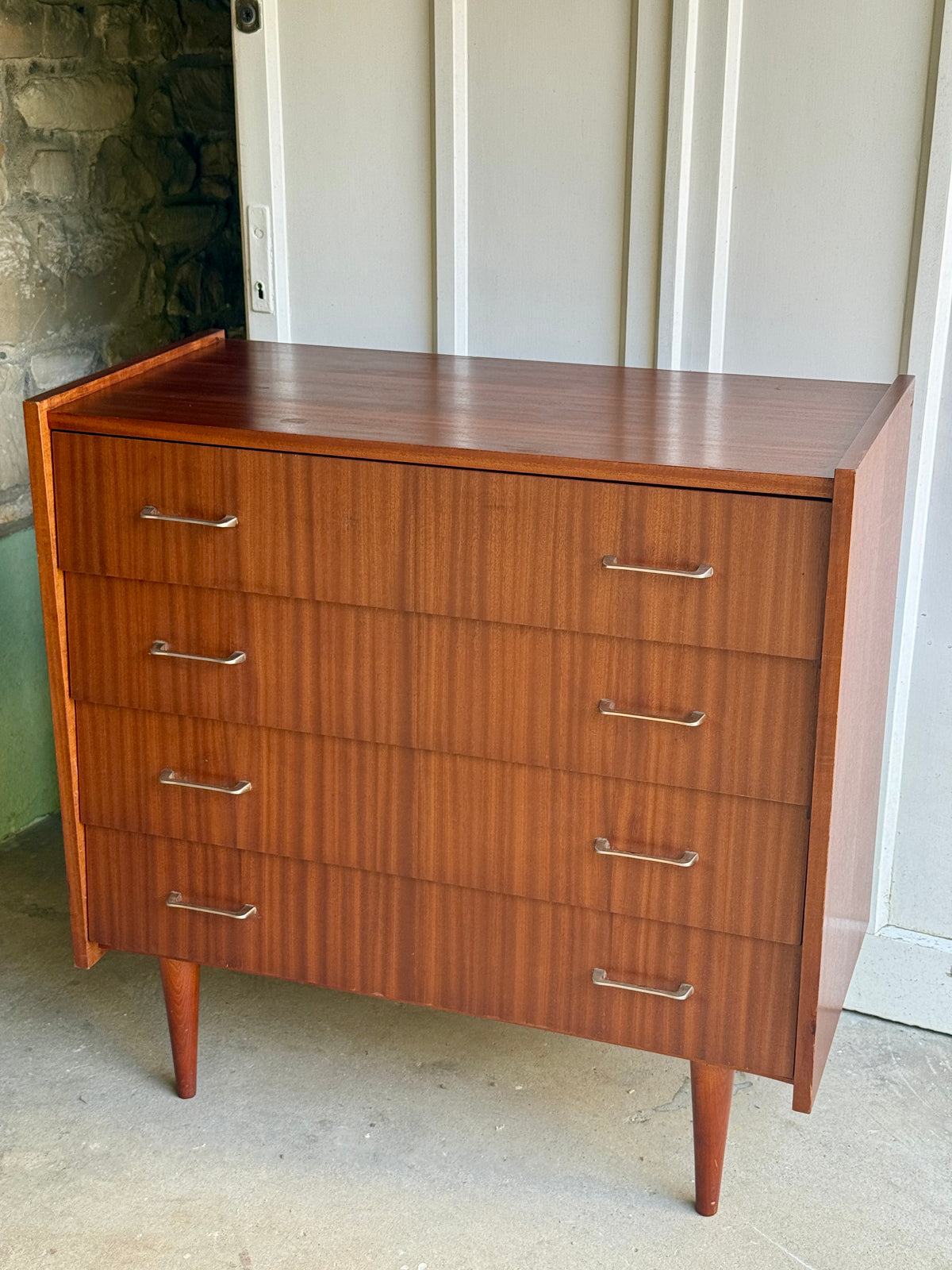 Commode style Mid century