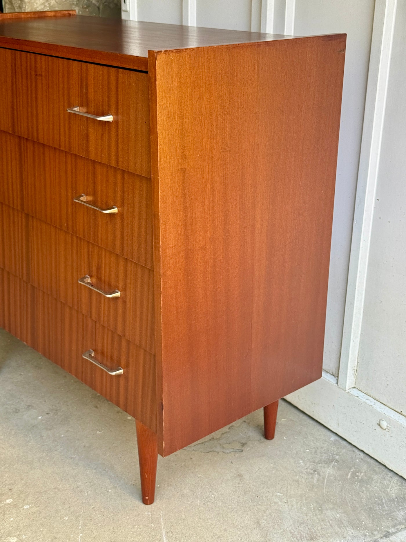 Commode style Mid century