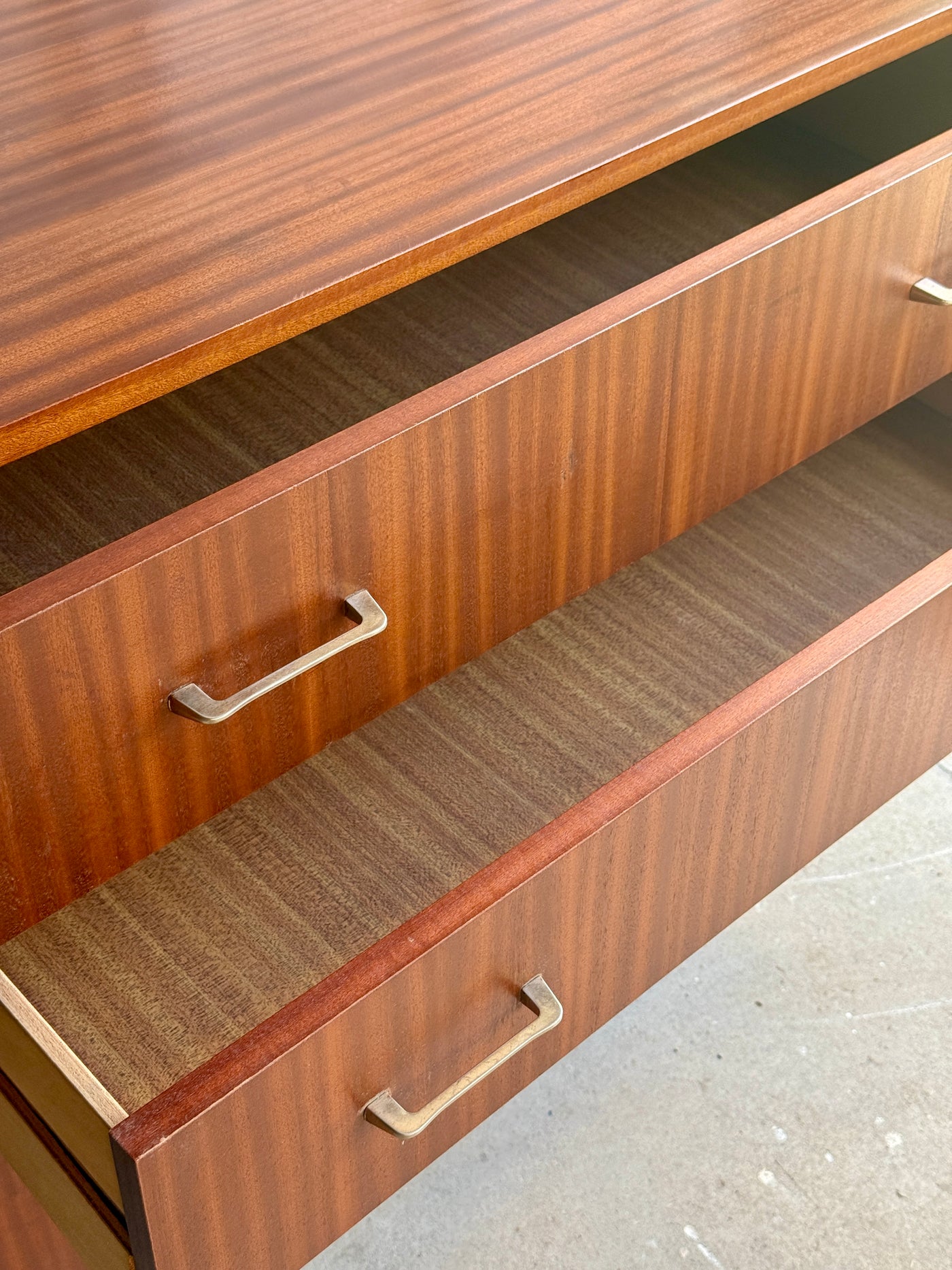 Commode style Mid century