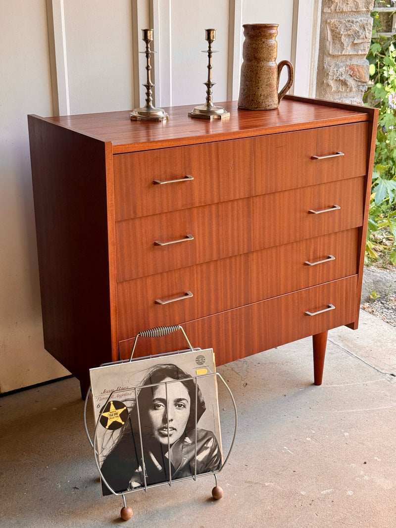 Commode style mid-century Razzia en bois avec tiroirs, design élégant et vintage, vue de face.