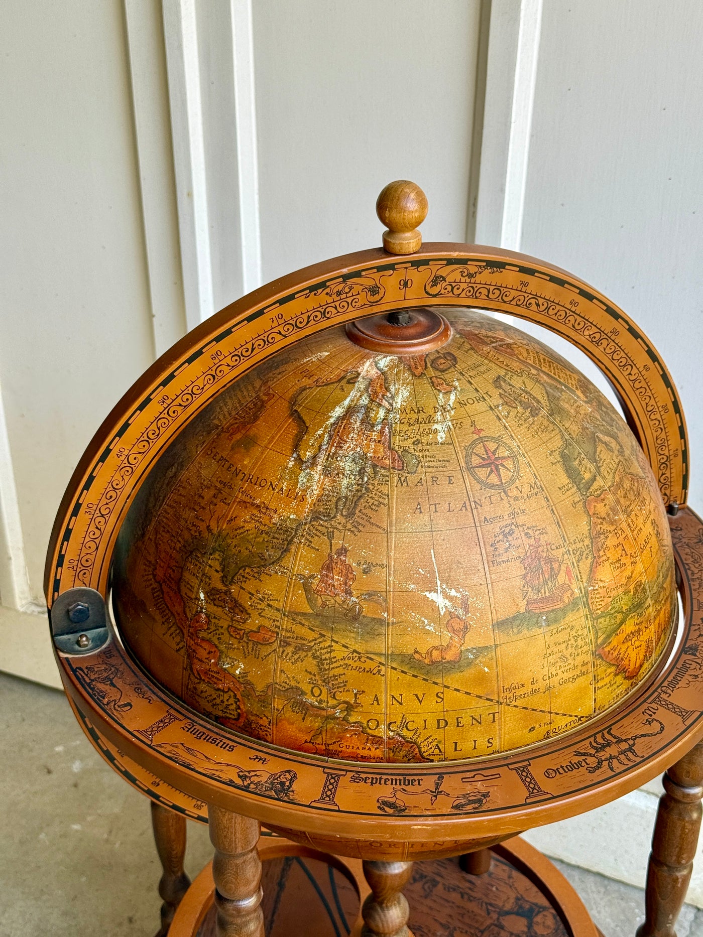 Globe bar à roulettes et plateau tournant