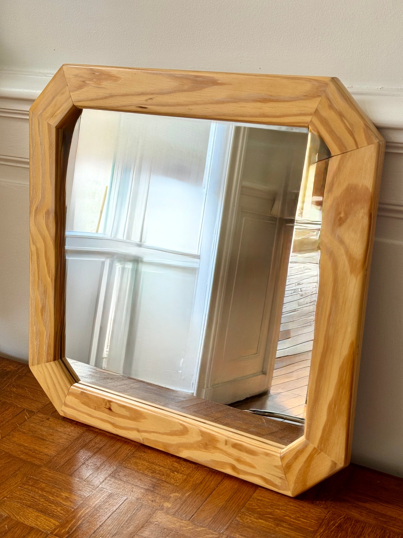 Miroir octogonal en bois clair et nervuré