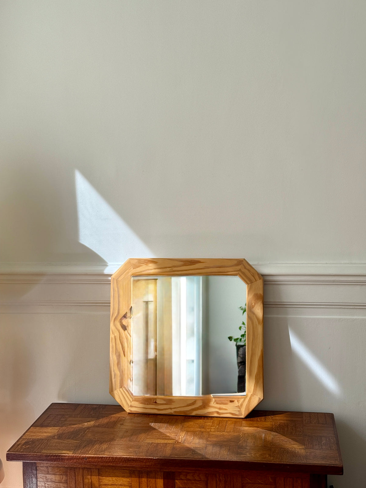 Miroir octogonal en bois clair et nervuré