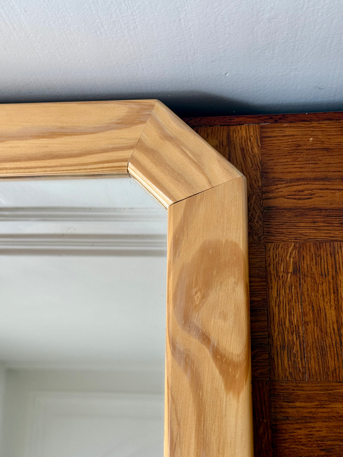 Miroir octogonal en bois clair et nervuré