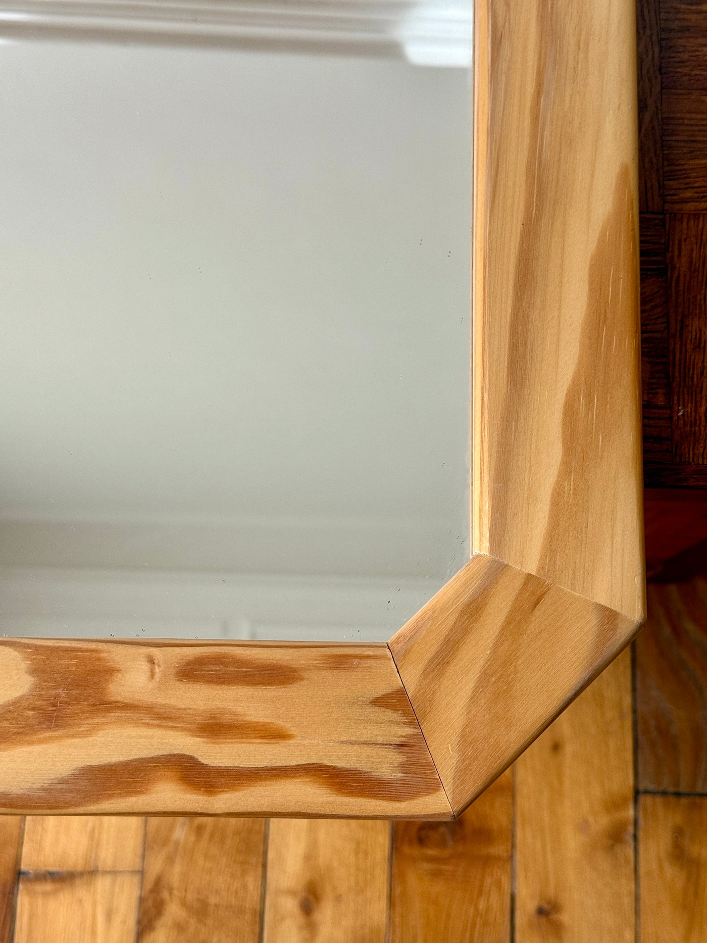 Miroir octogonal en bois clair et nervuré