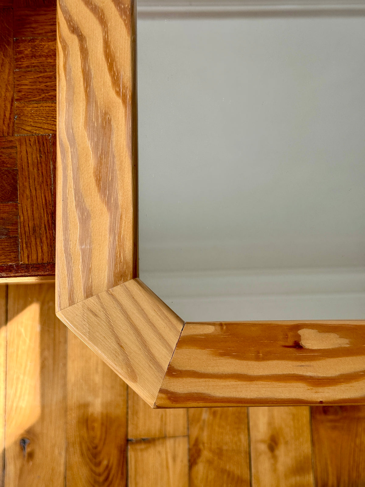 Miroir octogonal en bois clair et nervuré