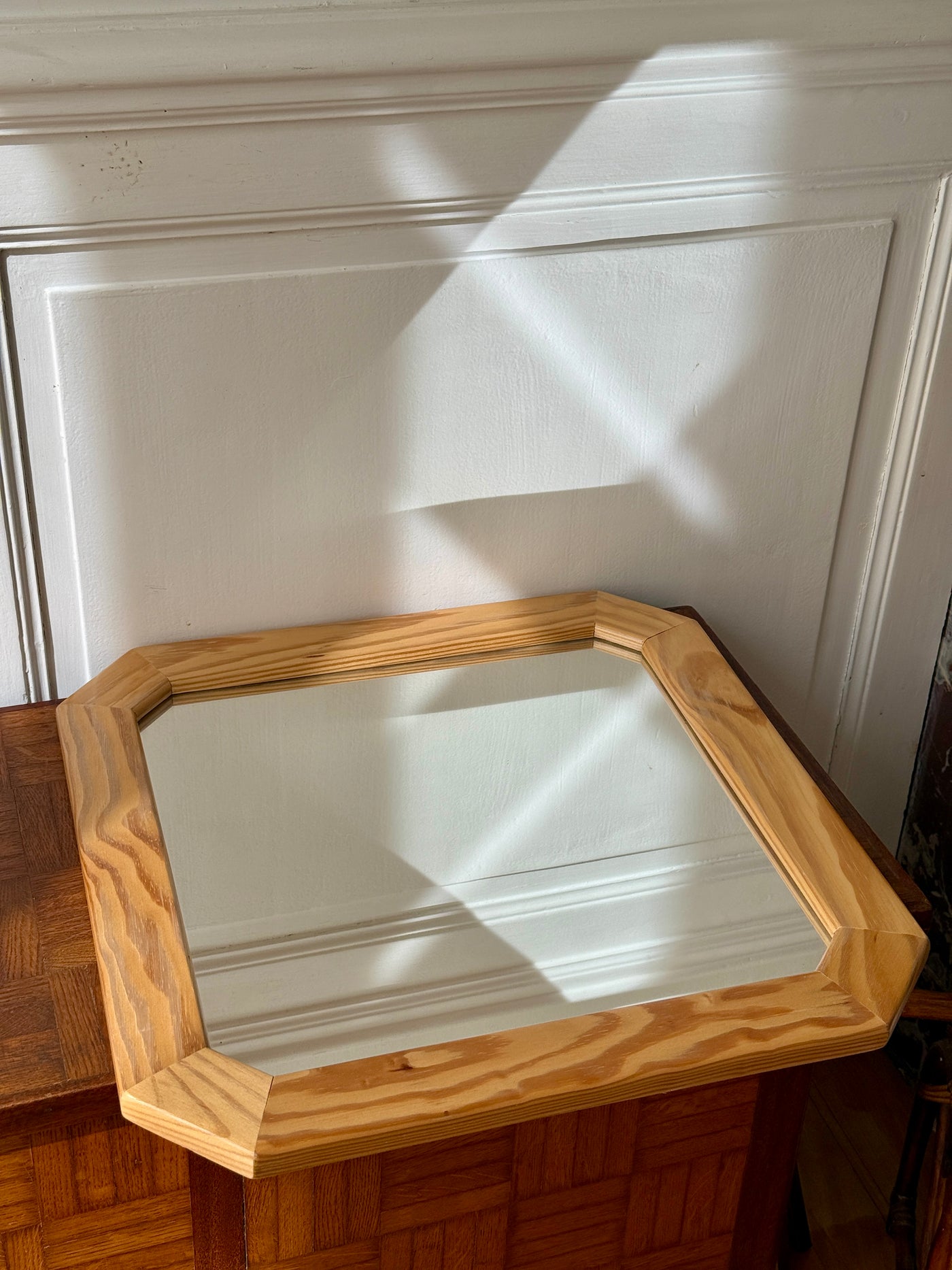 Miroir octogonal en bois clair et nervuré