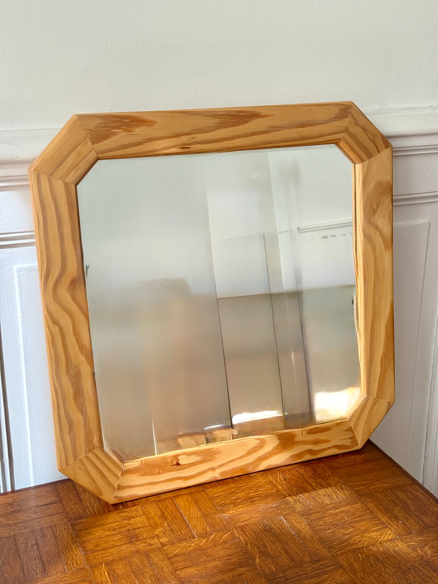 Miroir octogonal en bois clair et nervuré