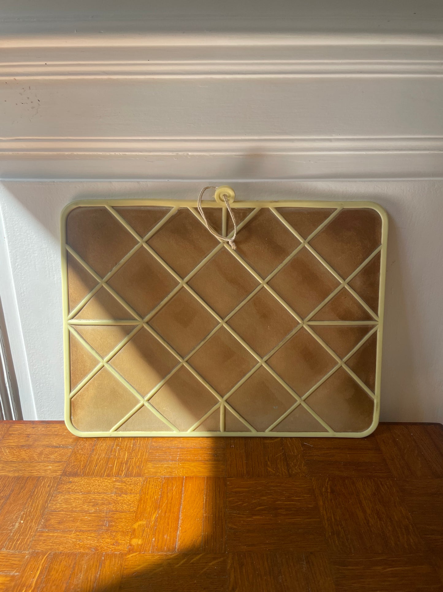 Miroir de barbier vintage jaune