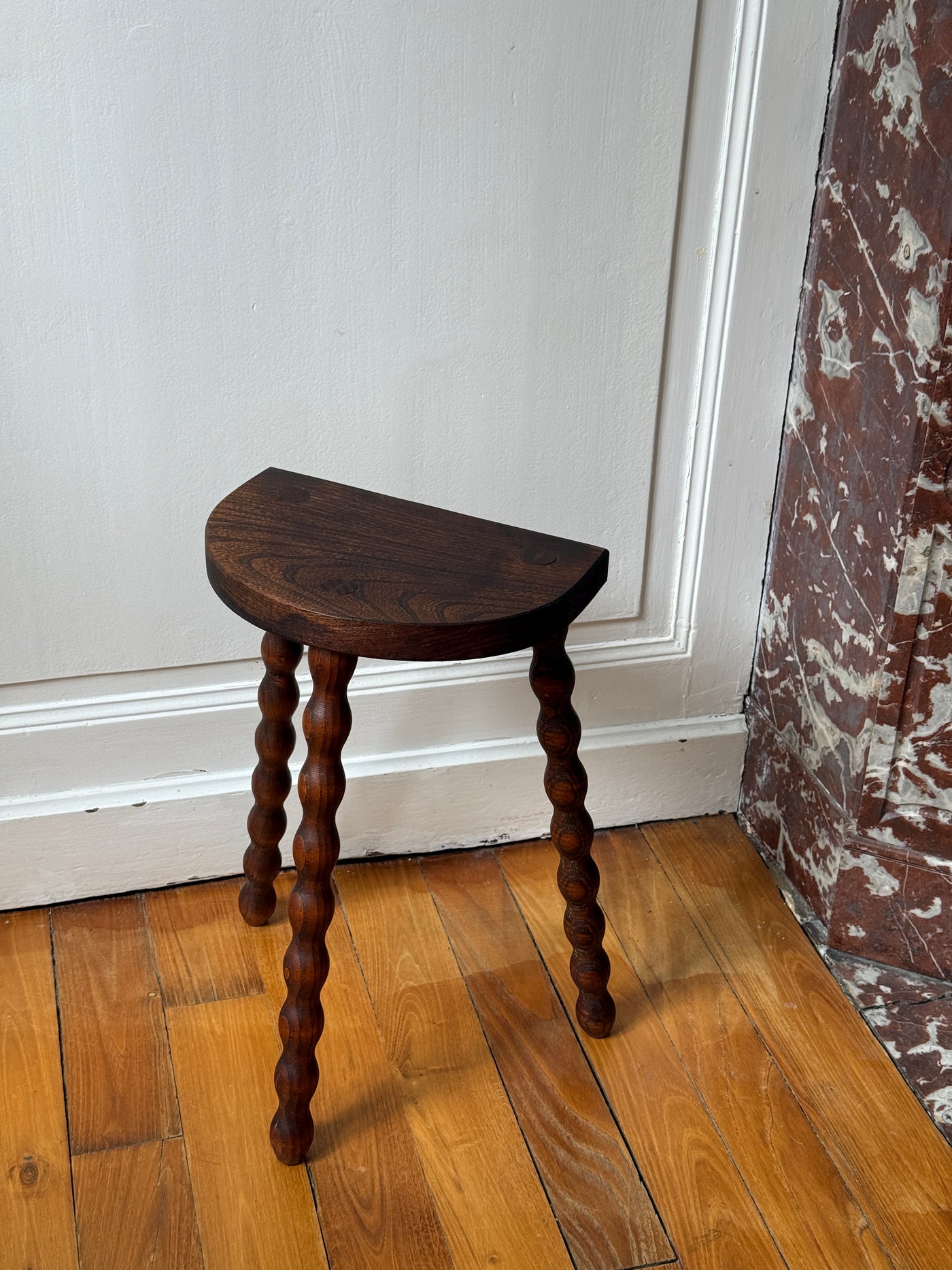 Tabouret tripode en bois tourné