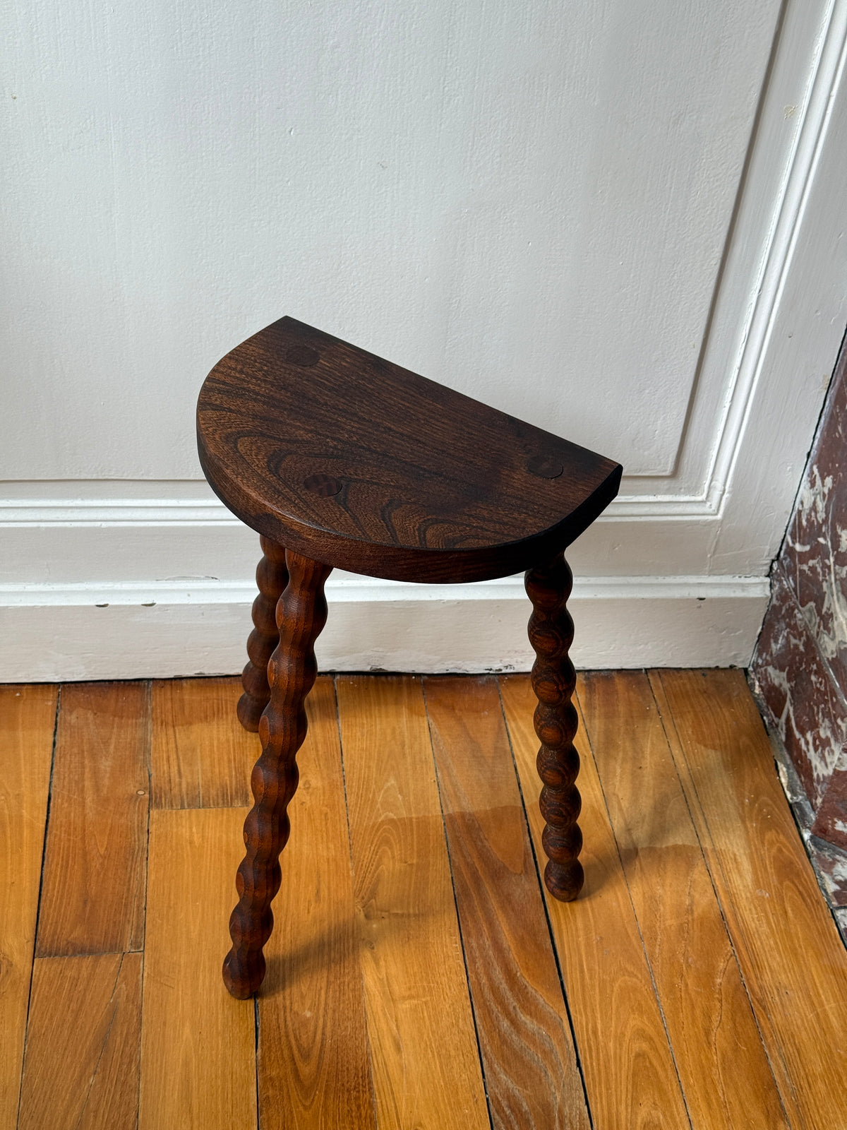 Tabouret tripode en bois tourné