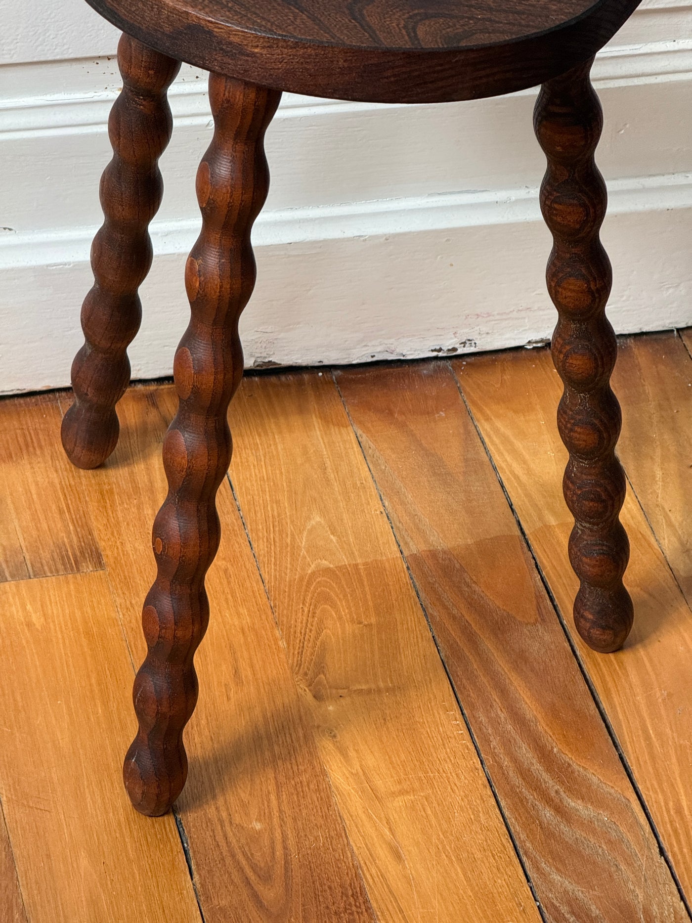 Tabouret tripode en bois tourné