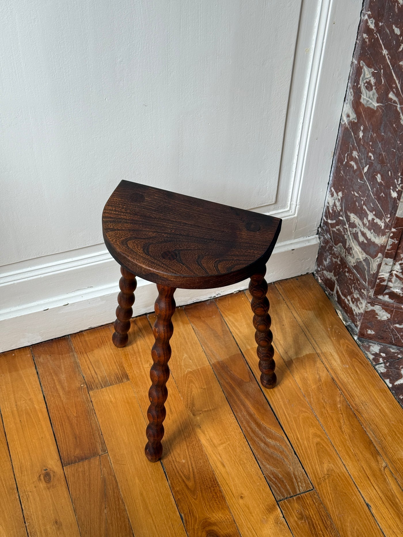 Tabouret tripode en bois tourné