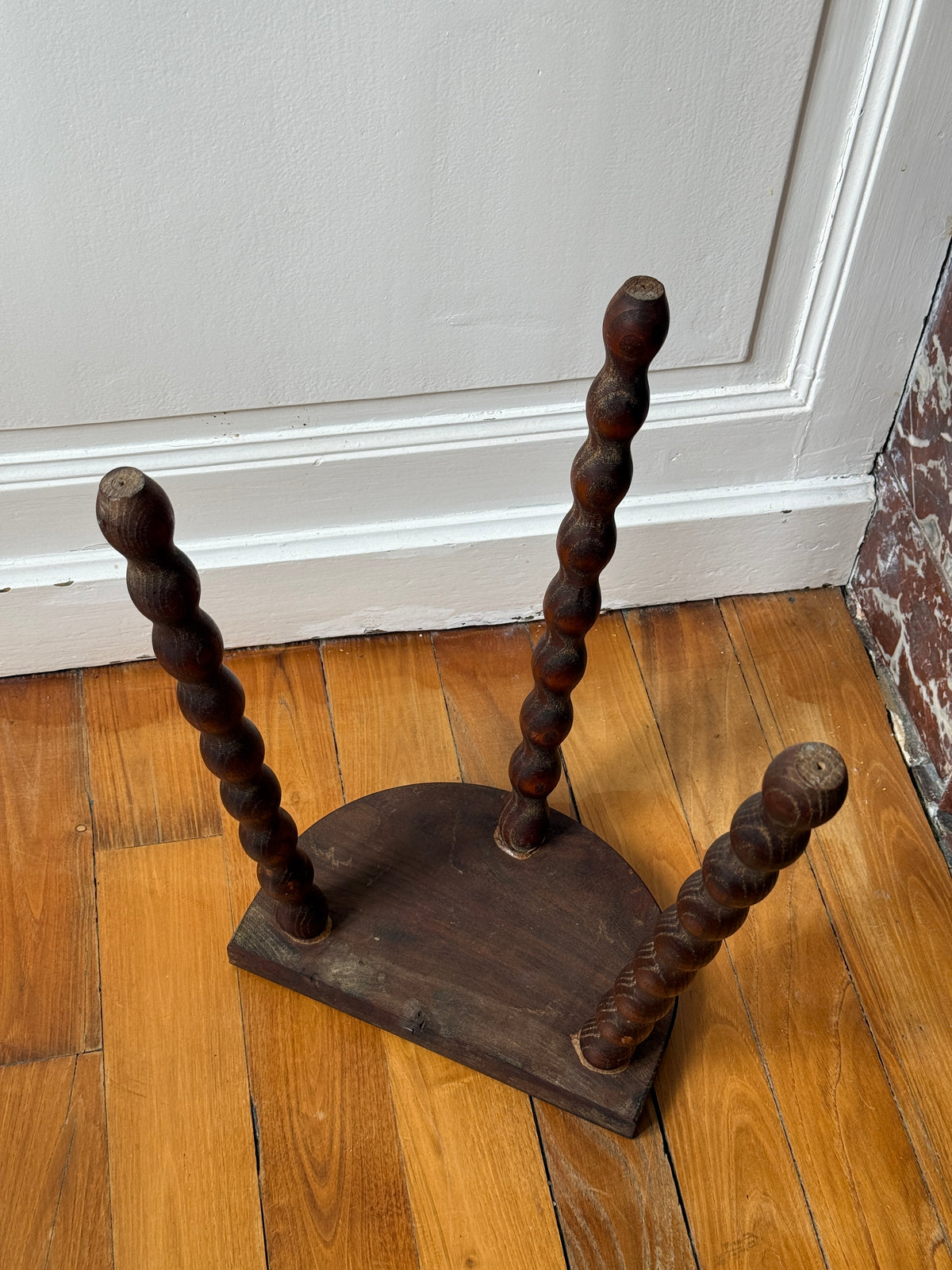 Tabouret tripode en bois tourné