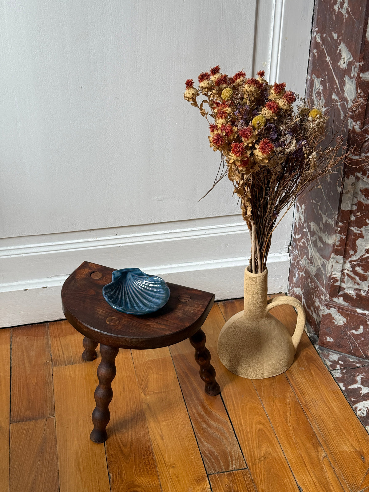 Petit tabouret tripode en bois tourné