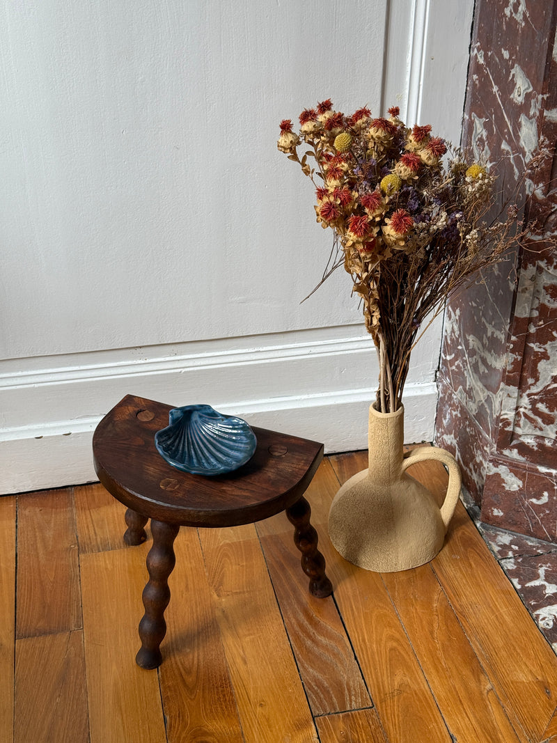 Petit tabouret tripode en bois tourné