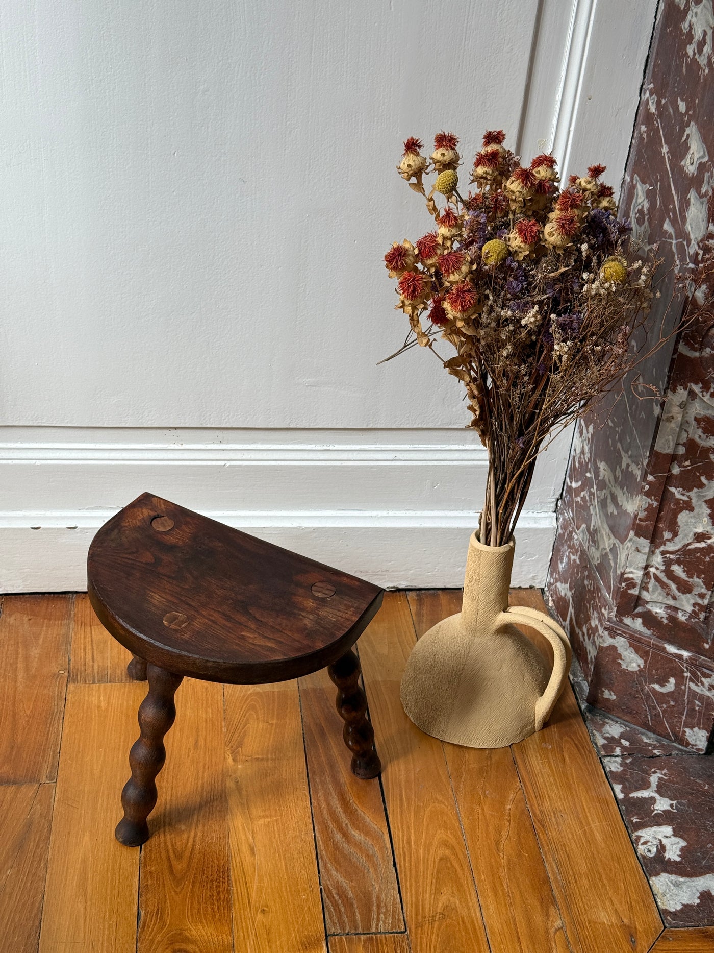 Petit tabouret tripode en bois tourné