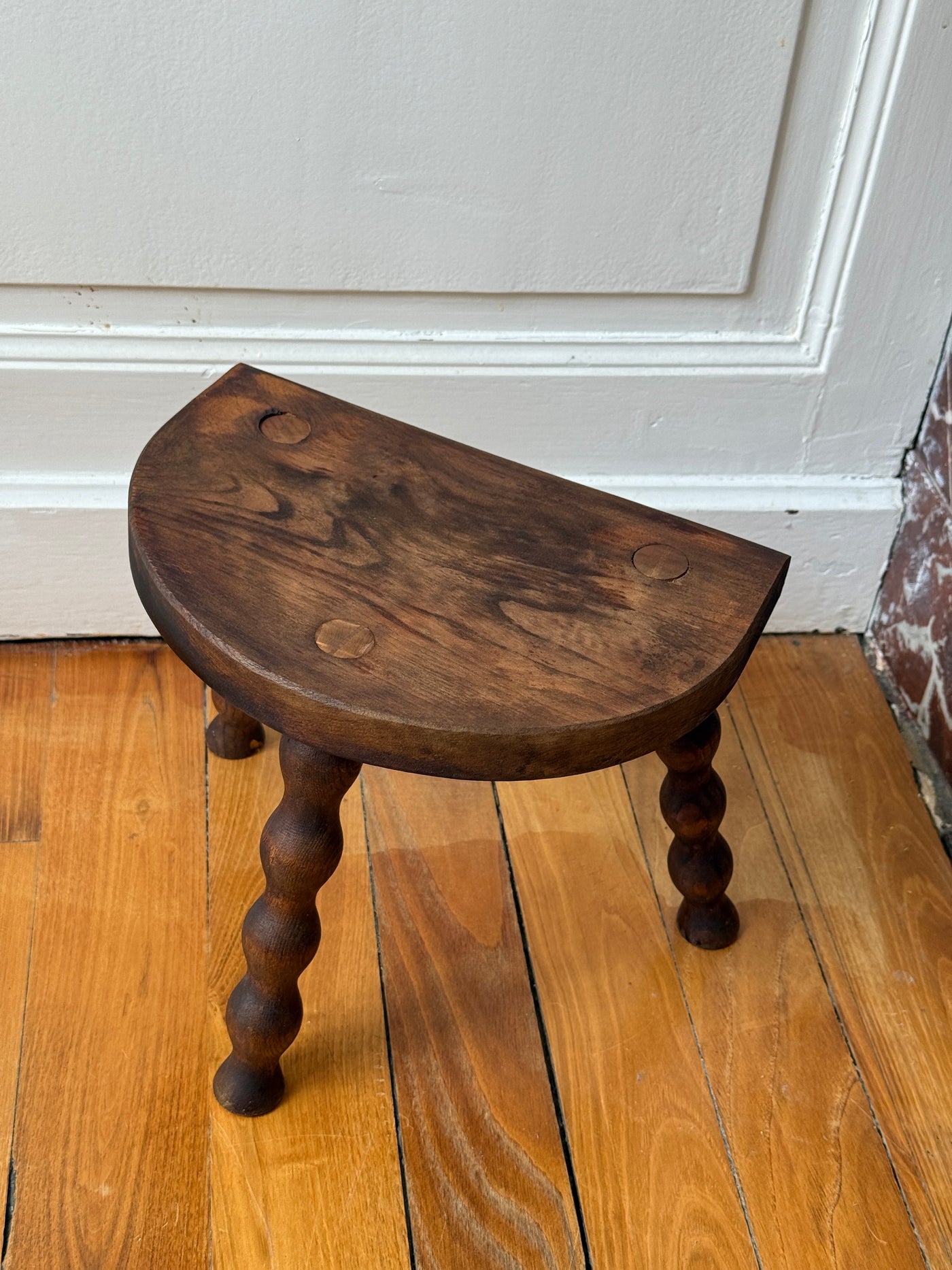 Petit tabouret tripode en bois tourné