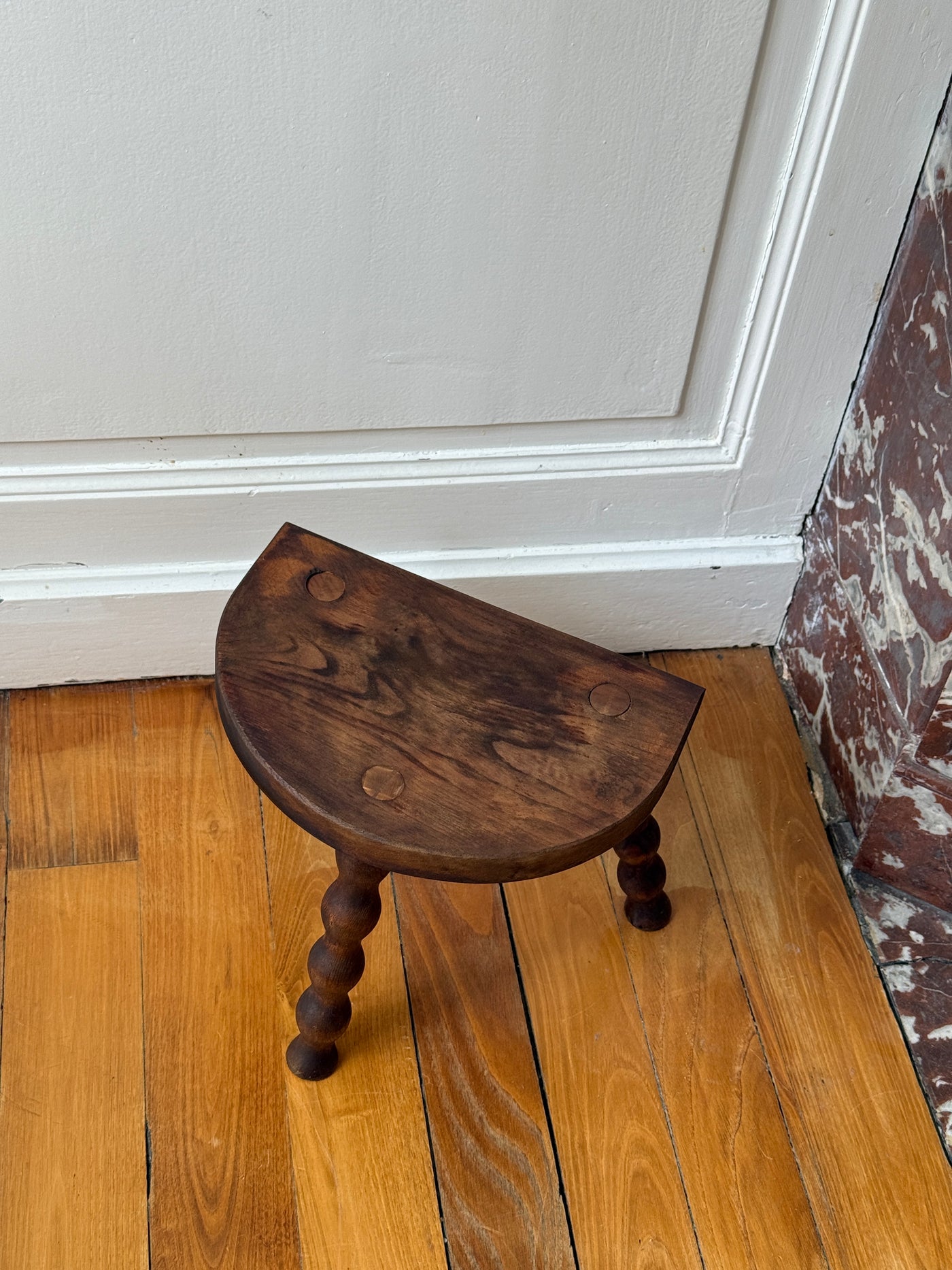 Petit tabouret tripode en bois tourné