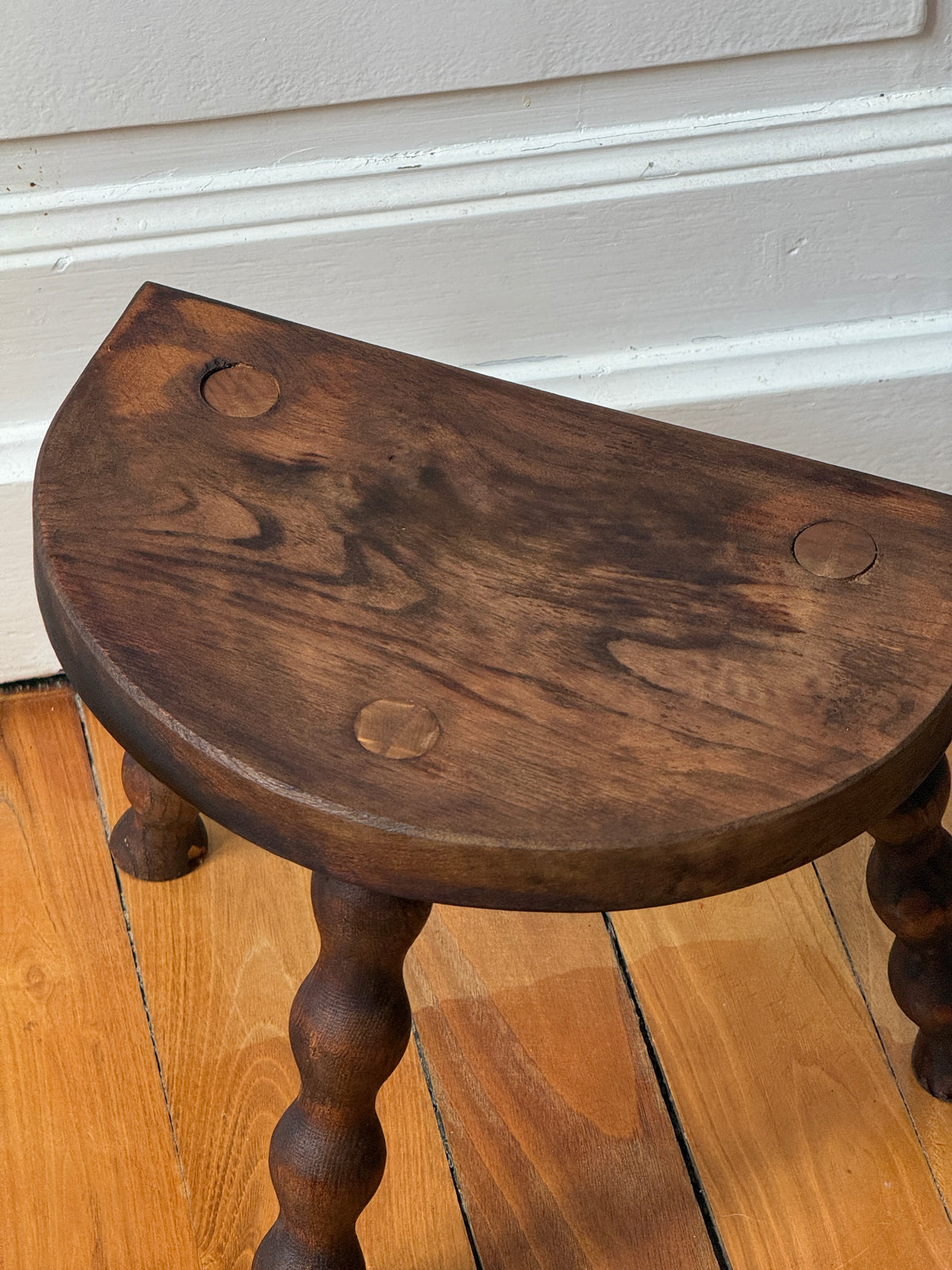 Petit tabouret tripode en bois tourné