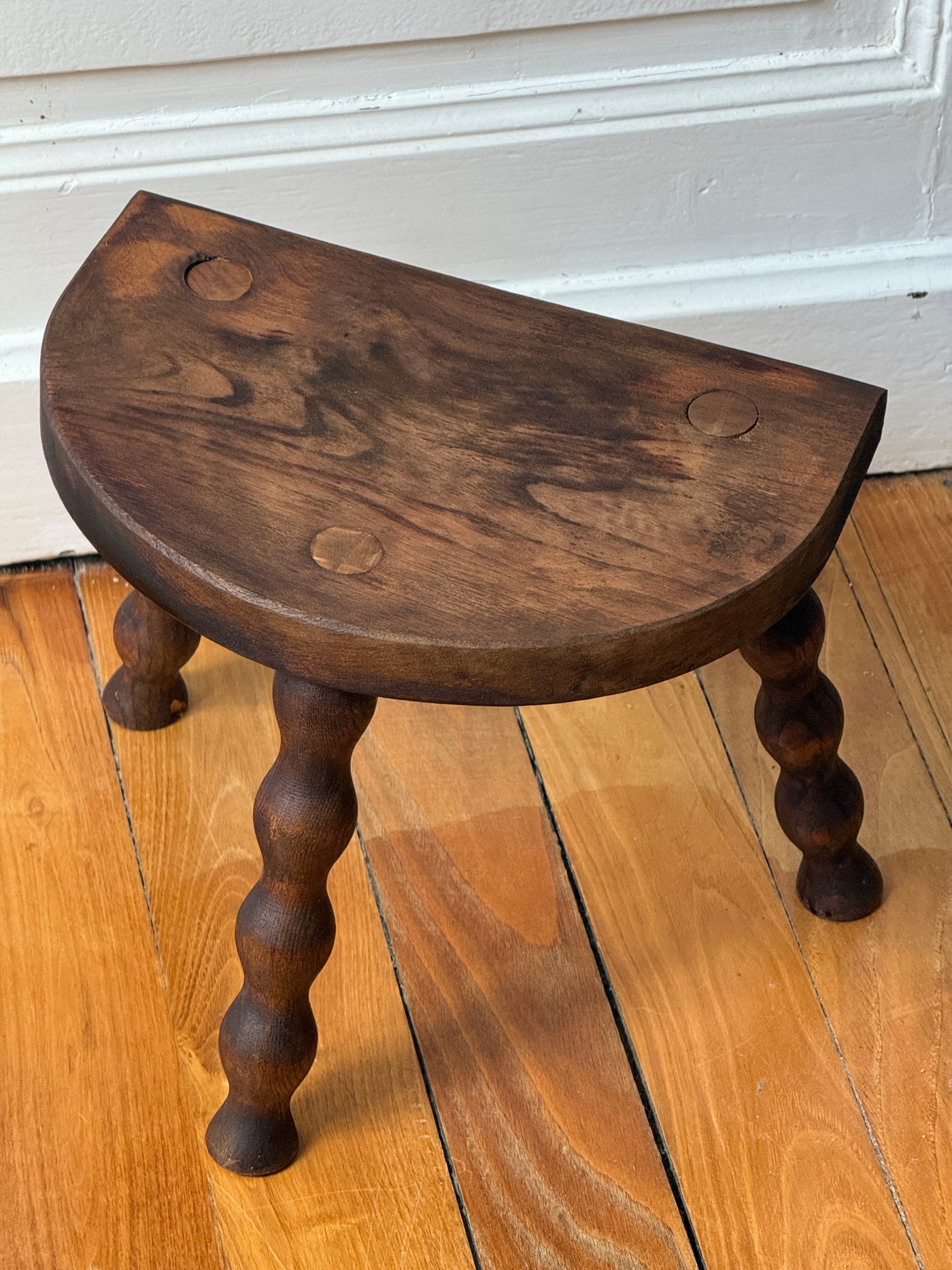 Petit tabouret tripode en bois tourné