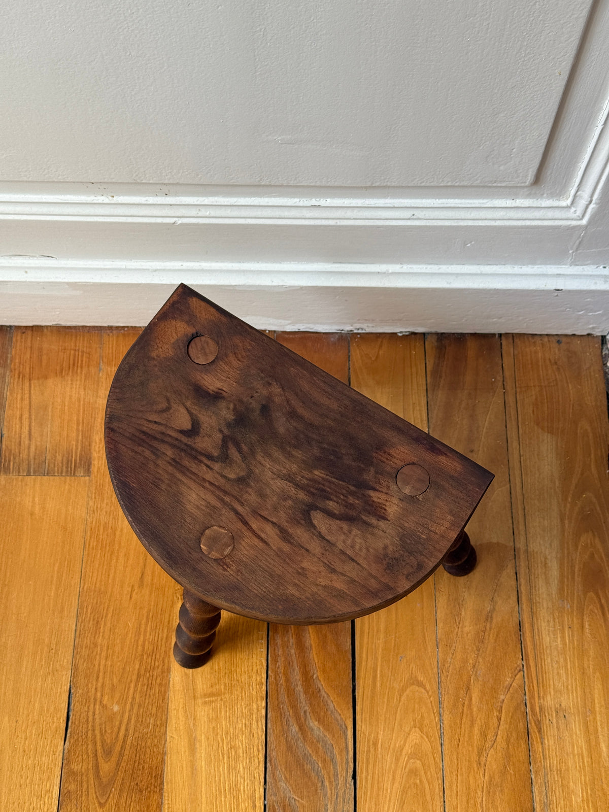 Petit tabouret tripode en bois tourné