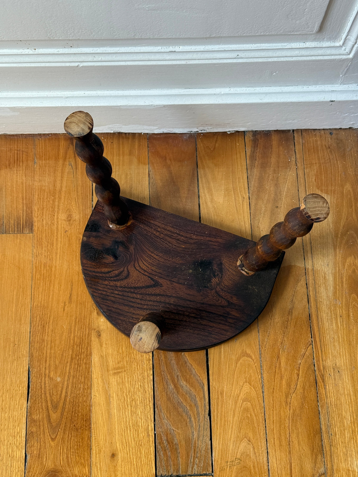 Petit tabouret tripode en bois tourné