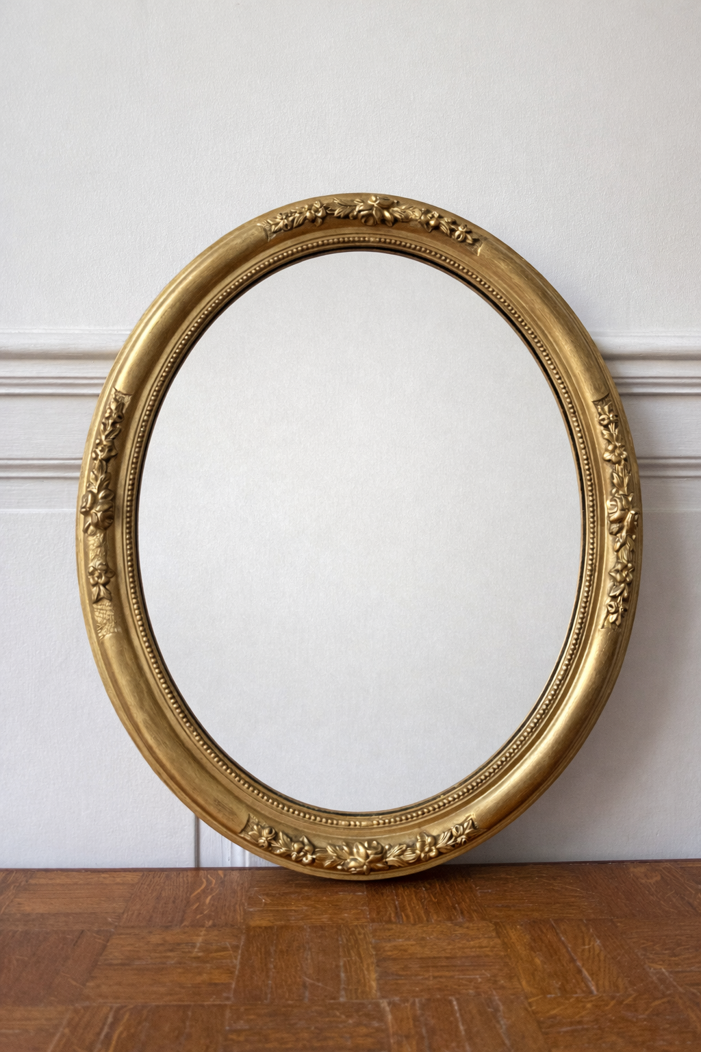 Miroir ovale doré de style victorien avec cadre orné, fabriqué par Razzia, reflet élégant et sophistiqué.