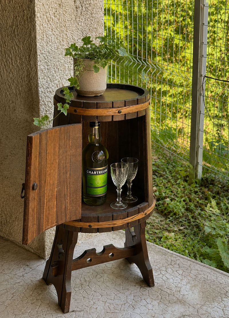 Meuble bar vintage en forme de tonneau Razzia avec porte et espace de rangement intérieur, style rétro en bois foncé.