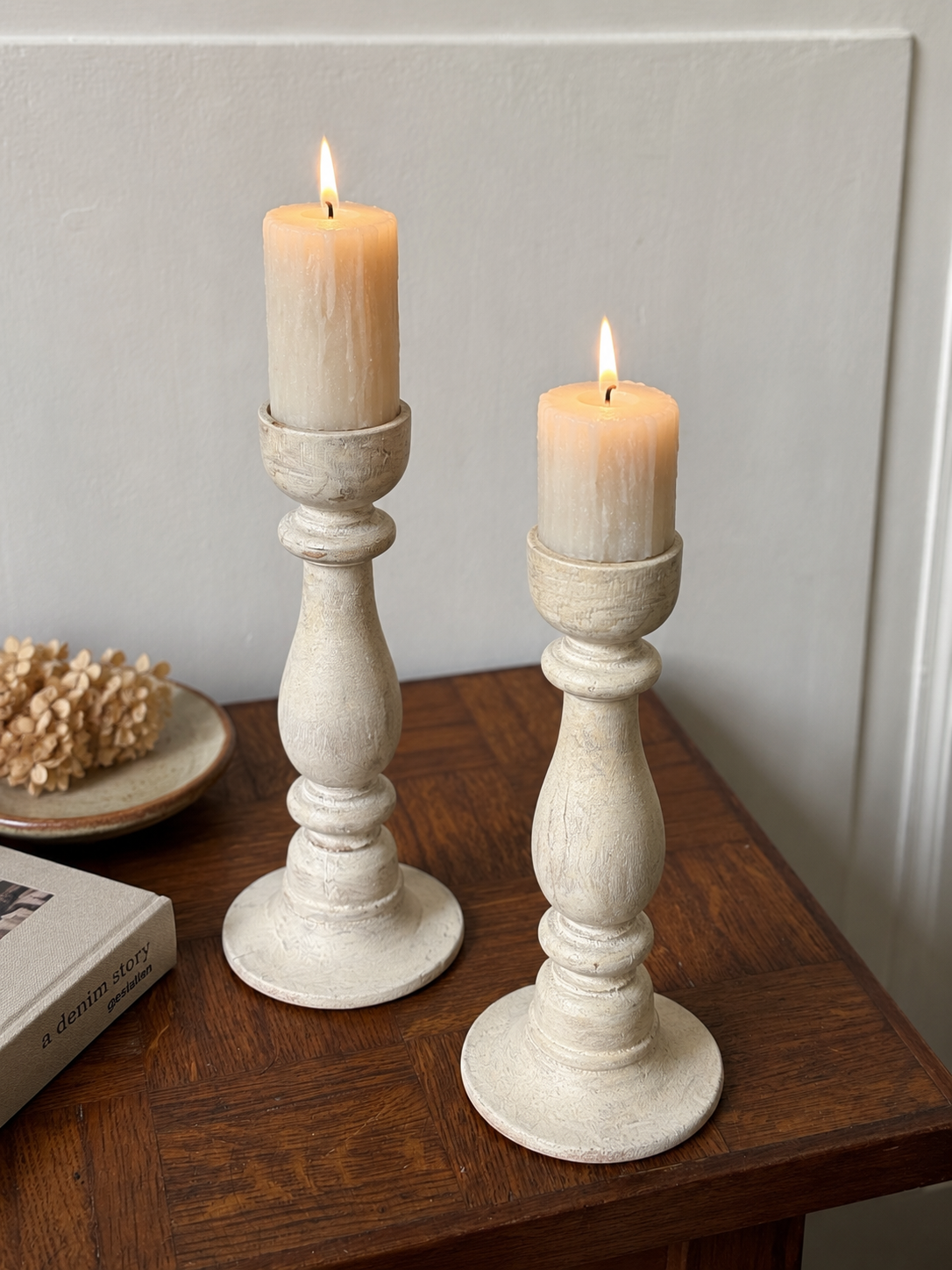 Paire de bougeoirs en bois blanc