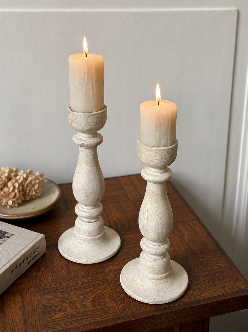 Paire de bougeoirs en bois blanc Razzia avec supports cylindriques pour bougies, décoration élégante et moderne.